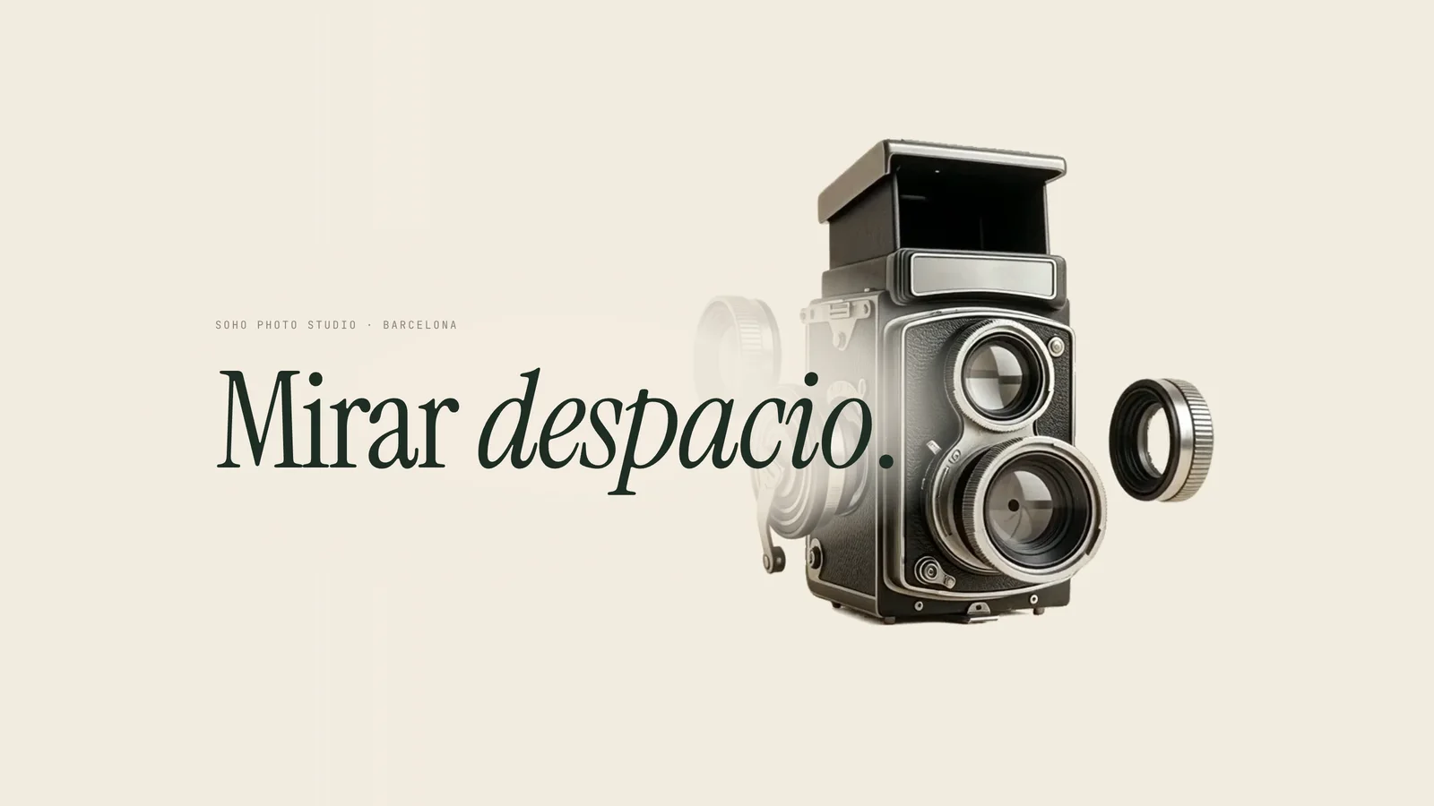 Landing de SOHO Photo Studio: el titular 'Mirar despacio' junto a una cámara de medio formato desmontada en piezas